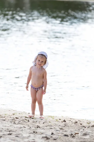 Menina Praia Rio Água Lagoa Verão Criança Criança Férias Felicidade — Fotografia de Stock
