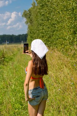 Köyde selfie alarak kız