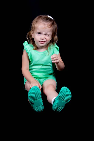 Menina Bonito Terno Verde Fundo Preto — Fotografia de Stock