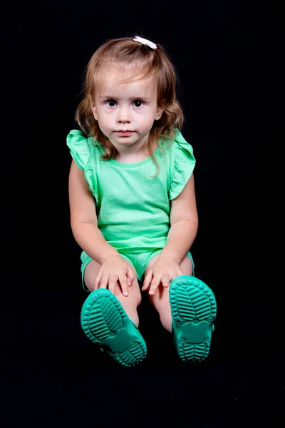 Menina Bonito Terno Verde Fundo Preto — Fotografia de Stock