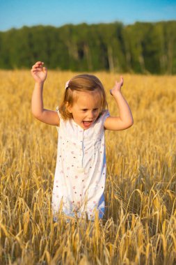 Küçük kız tahıl alanları yürüyüş