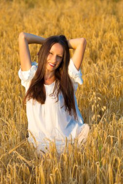 Çim sahada yürüyen güzel kadın