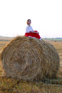 Güzel kız geleneksel kostümlü hububat sahada yürüyor