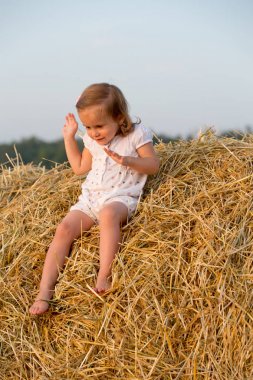Küçük kız tahıl alanları yürüyüş
