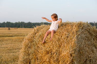Küçük kız tahıl alanları yürüyüş