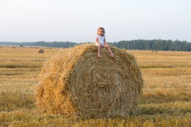 Küçük kız tahıl alanları yürüyüş