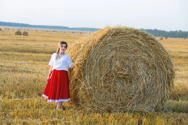 Bella Ragazza Costume Tradizionale Passeggiate Sul Campo Cereali — Foto Stock
