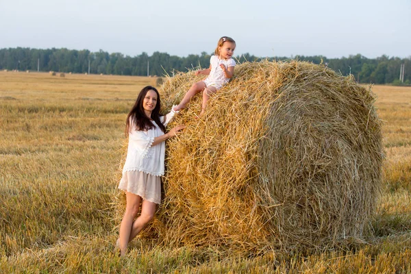 Mãe Filha Andando Nos Campos Grãos — Fotografia de Stock