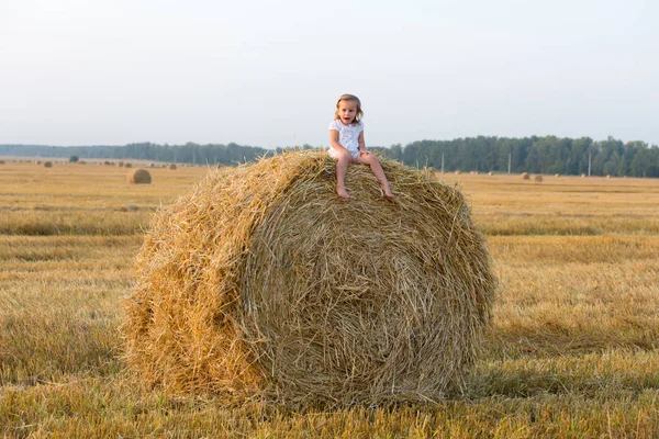 Küçük kız tahıl alanları yürüyüş
