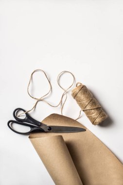 Ciltçi sicim, makas ve Kraft kağıt ambalaj kümesi