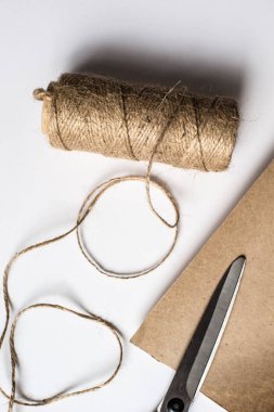 Ciltçi sicim, makas ve Kraft kağıt ambalaj kümesi