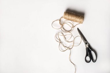 Ciltçi sicim ve makas ambalaj kümesi