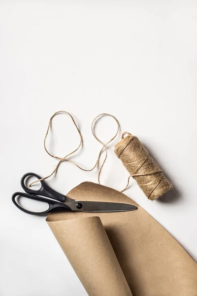 Ciltçi sicim, makas ve Kraft kağıt ambalaj kümesi