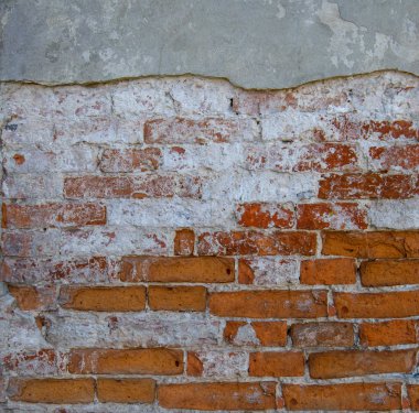 Bir duvar tuğla ve beton parçalar ayrılır.