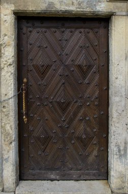 Eski kapı bir kalede. Eski ahşap kapı.