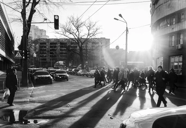 市内中心部の忙しい時間に交差する道路 — ストック写真