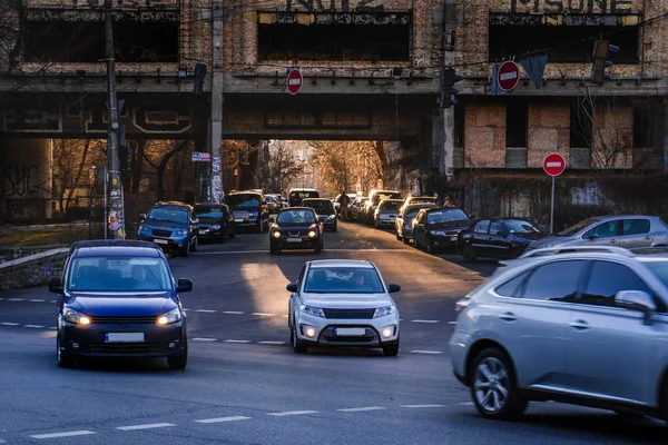 Busy Traffic Lots Cars City Center Beautiful Sun Shines Brightly — Stock Photo, Image