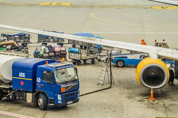 Carga de equipaje en el avión —  Fotos de Stock