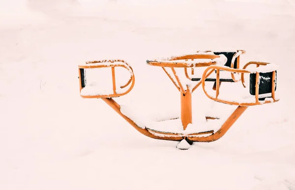 겨울 공원입니다. 어린이 눈 드리프트 중 회전 목마 — 스톡 사진