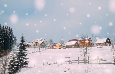 Köy kışın dağlarda. Noel kartı