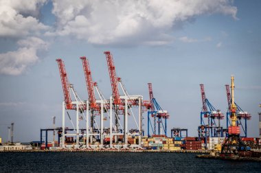 Kargo liman operasyon sırasında. Uluslararası Nakliye