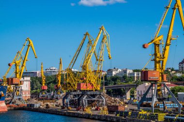 Sarı güçlü kargo Vinçler. Odessa port