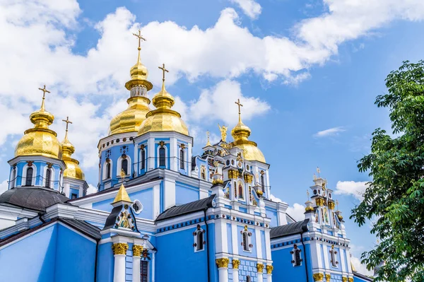 Cúpulas douradas da Catedral de Mikhailovsky em Kiev — Fotografia de Stock