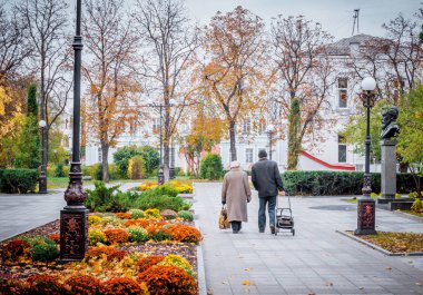 Yaşlı çift sonbahar Park yürüyüş