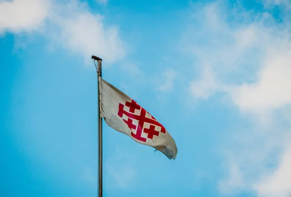 Bandera con la cruz de Jerusalén — Foto de Stock