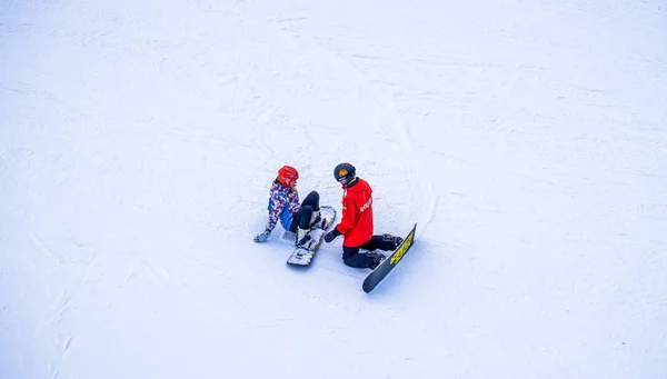 Instrutor de snowboard com seu aluno. Descanse na estação de esqui — Fotografia de Stock