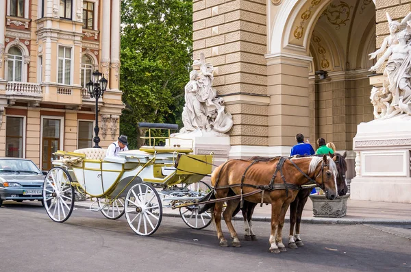 Porta da frente. Teatro Acadêmico Nacional de Ópera e Ballet de Odessa — Fotografia de Stock