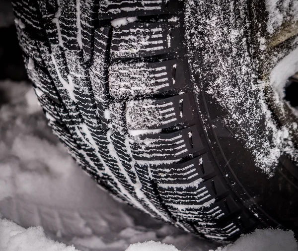 Pneumatico invernale. Guidare in sicurezza trasporto — Foto Stock