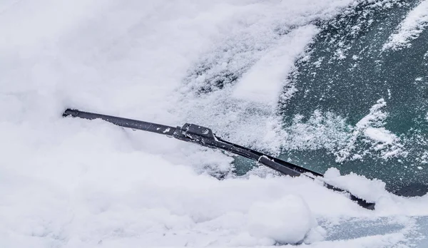 Schoonmaken van de voorruit van de auto van sneeuw — Stockfoto