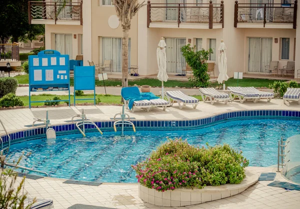 Piscina en un hotel tropical — Foto de Stock