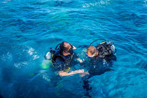 Dalış pratik. Spor eğitmeni ve öğrenci