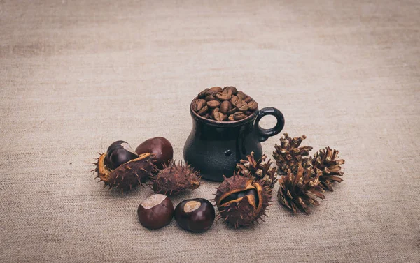 A servir café num café. Café e castanhas de outono — Fotografia de Stock