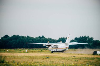 Spor uçakları pistte.