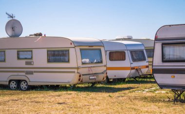 Yoksul varoşlarda. Camper vans