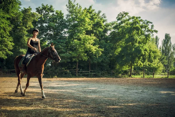 Jízda na koni. Ženské žokej — Stock fotografie