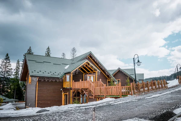 Casa de madeira moderna na estância de esqui — Fotografia de Stock
