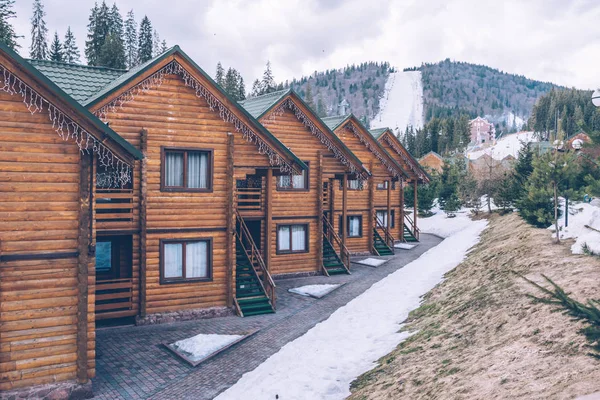 Casas modernas e confortáveis na estância de esqui — Fotografia de Stock