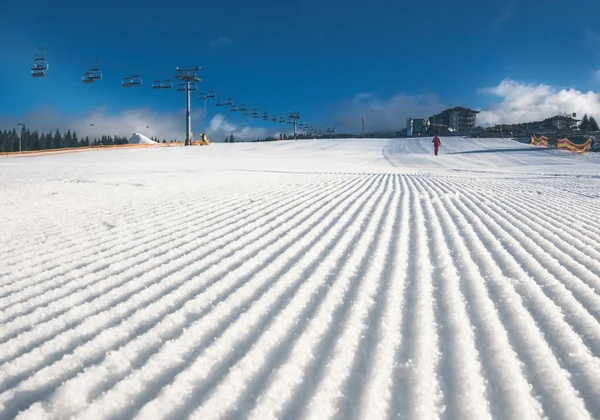 Nieve en las laderas. El desarrollo de los deportes de invierno en Europa Oriental — Foto de Stock