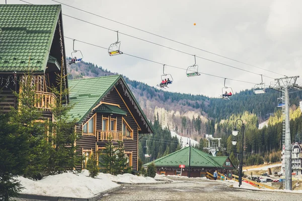 如诗如画的舒适木制别墅和滑雪缆车。在东欧国家滑雪 — 图库照片