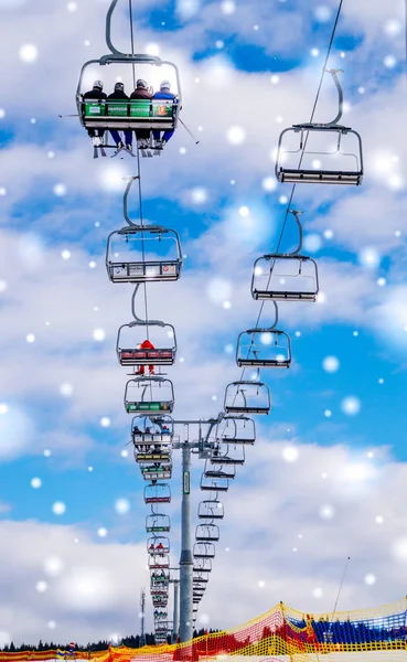 Wintertourismus in Osteuropa. moderner Skilift vor blauem Himmel. Skigebiet "bukovel", Ukraine — Stockfoto