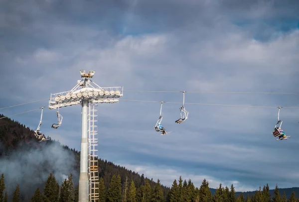 Skilift vor blauem Himmel und Bergen — Stockfoto