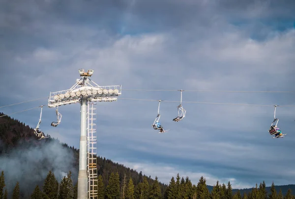 Ski lift on a background of blue sky and mountains — Stock Photo, Image