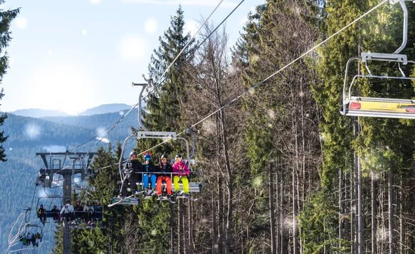 Resort de inverno de esqui. Um elevador divertido em um teleférico — Fotografia de Stock