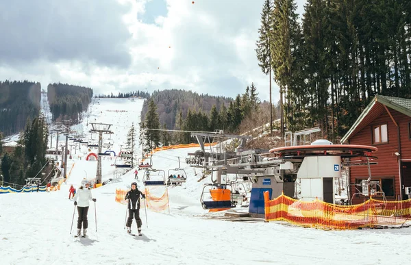 Zábavná dovolená v lyžařském letovisku. Zimní prázdniny — Stock fotografie