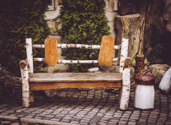 装饰的木制花园长凳。乡村风格的装饰品 — 图库照片