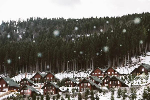 Wintervakantie in de Karpaten. Houten/b & b — Stockfoto